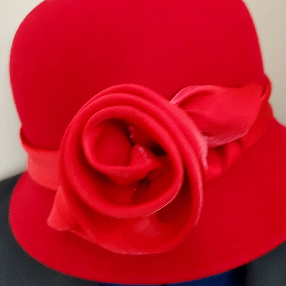 100% red wool Charter Club hat